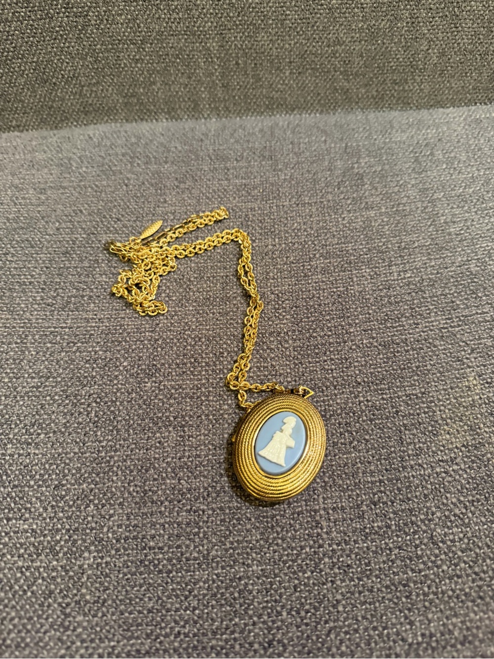 Vintage Gold Tone 1966 Presidents Campain Avon locket Honor Award Necklace
